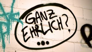 Eine mit den Worten "GANZ EHRLICH? ..." besprühte Mauer (Foto: birdys | photocase.com)