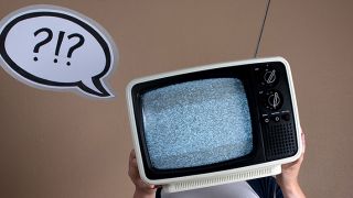 Jemand hält sich einen alten Fernseher mit verkriseltem Bild vor den Kopf (Foto: paulnie l photocase.com)