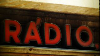 Ein roter Werbeschriftzug formt das Wort "RADIO" (Foto: luckyboo l photocase.com)