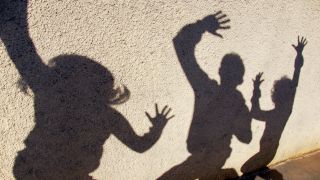 Drei Schatten von springenden Getalten auf einer Mauer (Quelle: flickr.com, User: Sylvain Bourdos, CC: by, nd)