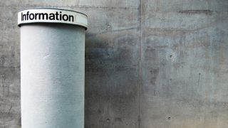 Unbeklebte Litfaßsäule mit der Aufschrift "Information" vor leerer Wand (Foto: AllzweckJack l photocase.com)