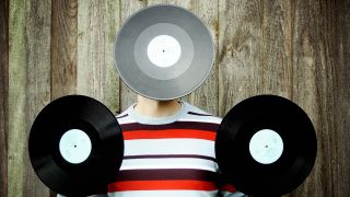 Ein Mensch mit Vinyl-Platten als Kopf und als Hände (Foto: spacejunkie l photocase.com)