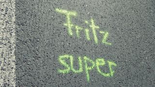 Auf einer asphaltierten Straße steht in grüner Schrift "super Fritz super" (Foto: sommerkind l photocase.com)