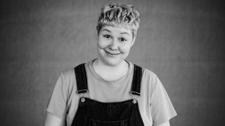Fritzin Annette Volmer vor einem grauen Hintergrund. | Foto: Fritz (Susanne Müller)