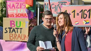 Der Lehrer Max Teske und seine Kollegin Laura Nickel sprechen bei einer Demonstration im Mai "Vielfalt statt Einfalt - Schule ohne Diskriminierung" vor dem Schulamt in Cottbus. © dpa/Patrick Pleul