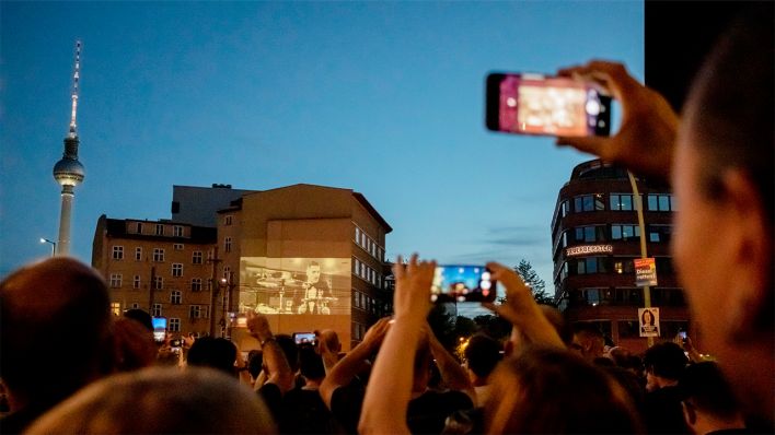 radioeins-Hörer schauen sich das Video zur Singe "Radio" der Band Rammstein an der Ecke Torstraße/Prenzlauer Allee an