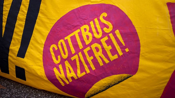Cottbus 2014: Protest gegen NPD-Aufmarsch in Cottbus. Demonstrationsteilnehmer*innen tragen einen Banner mit der Aufschrift "Cottbus Nazifrei".