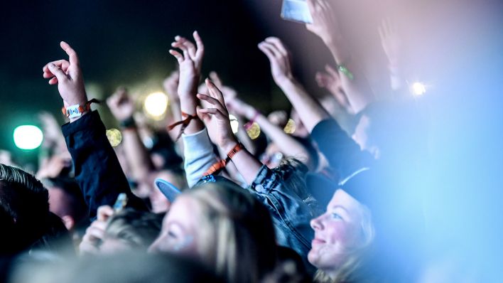 Das Publikum feiert bei dem Auftritt des Musikprojekts Swedish House Mafia beim Lollapalooza Festival Berlin auf dem Gelände des Olympiastadions. (Quelle: dpa/Britta Pedersen)