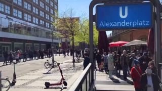 Lange Schlange am Bahnhof Alexanderplatz, Menschen die fürs Deutschlandticket anstehen (Quelle: rbb/Marten Baer)